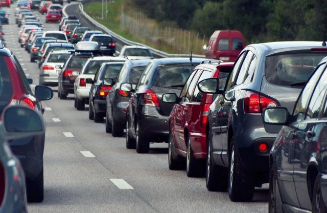 A szűkebb sávok több balesetet okoznak? Épp ellenkezőleg!