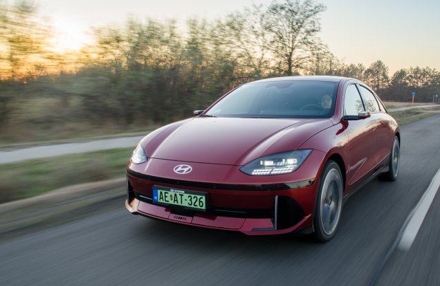 Autónak kiváló, tabletnek már kevésbé? Teszten az Ioniq 6!