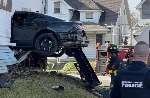 Sötét Mustang, sötét sofőr: házba repítette az autót
