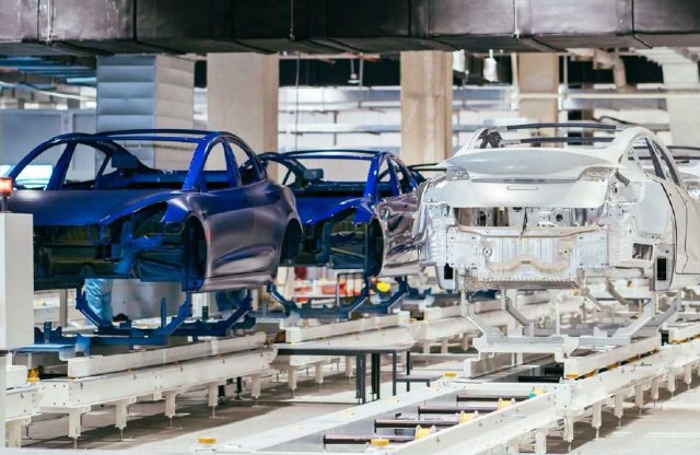 Sorra zárnak be az izraeli háború miatt az autógyárak