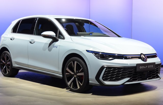 Íme a friss Golf, világító emblémával és technikai újításokkal!