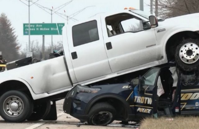 Egy rendőrautó tetején állt meg az ámokfutó 2,5 tonnás pickup