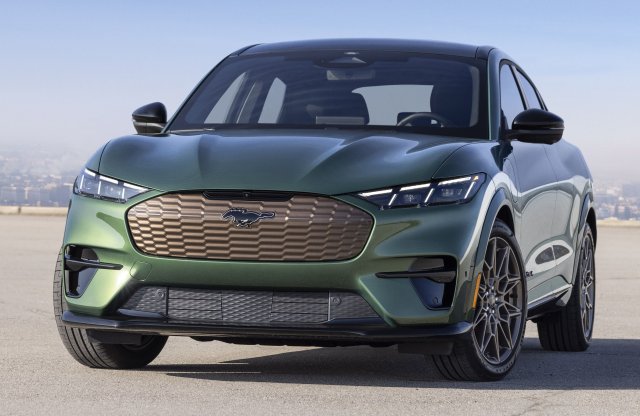 Bronzcsomaggal csinosodik a Mach-E