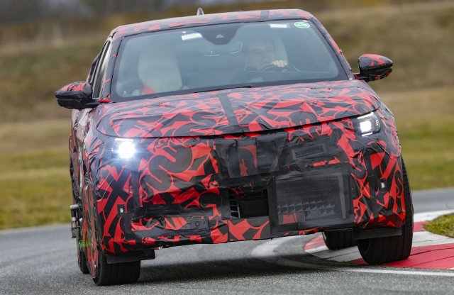 Vaskos álca alatt villantotta meg az Alfa Romeo az új SUV-ját