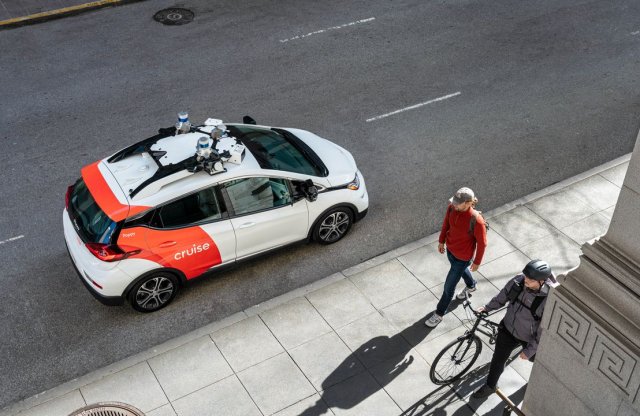 6 méteren át húzta maga alatt a gyalogost az önvezető autó