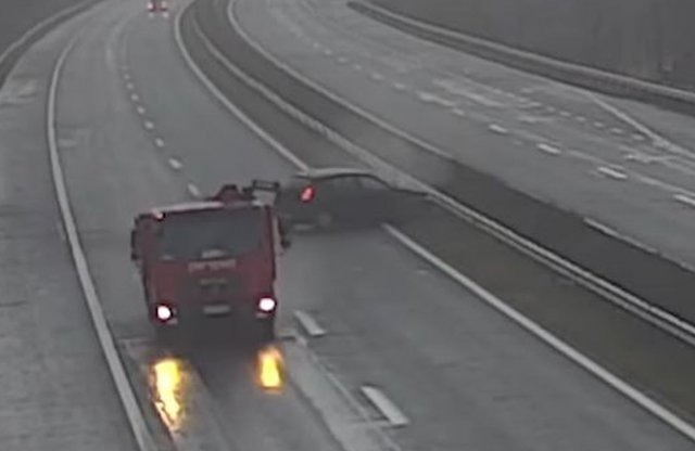 Mi volt a terv? Senkitől sem zavartatva ment neki a teherautónak