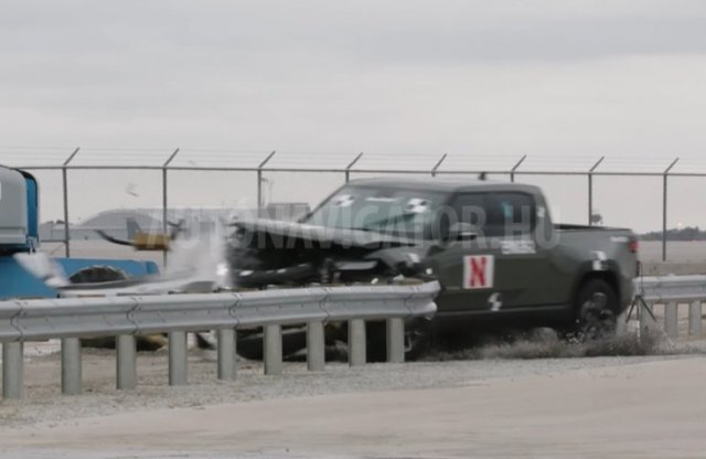 Mint kés a vajat, úgy vágja át a villanyautó a szalagkorlátot!