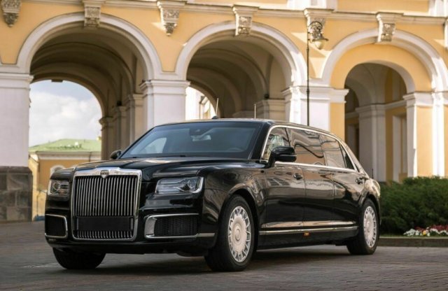 Ilyen autót ajándékozott Putyin az észak-koreai diktátornak