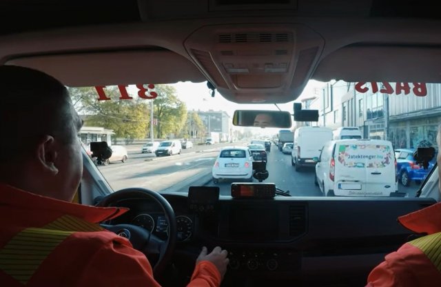 Mentősök magyarázzák el, hogyan segíthetsz nekik az utakon