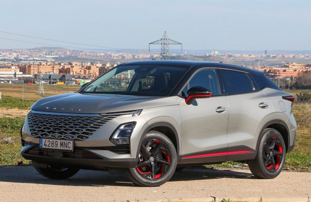 Újabb slágergyanús kínai márka? Íme az Omoda 5, benzinmotorral!