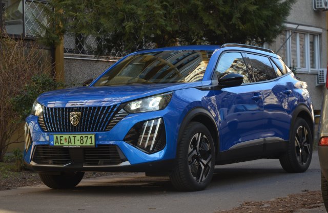 Vajon mennyivel jut messzebb a megújult Peugeot e-2008?