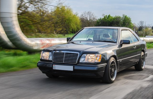 220 felett egy veterán Mercedes kupéban? Lehetséges!