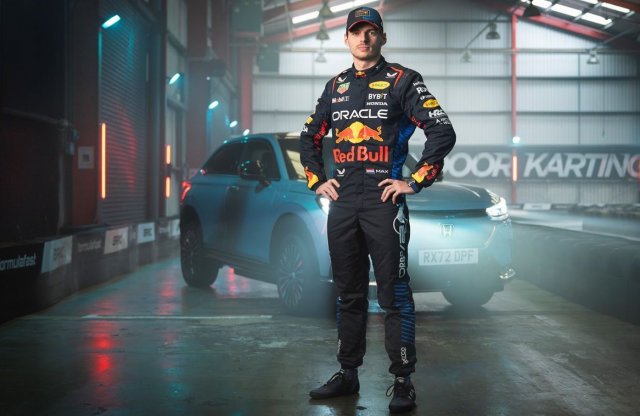 Fiatal gokartosok előtt parádézott Verstappen egy Hondával