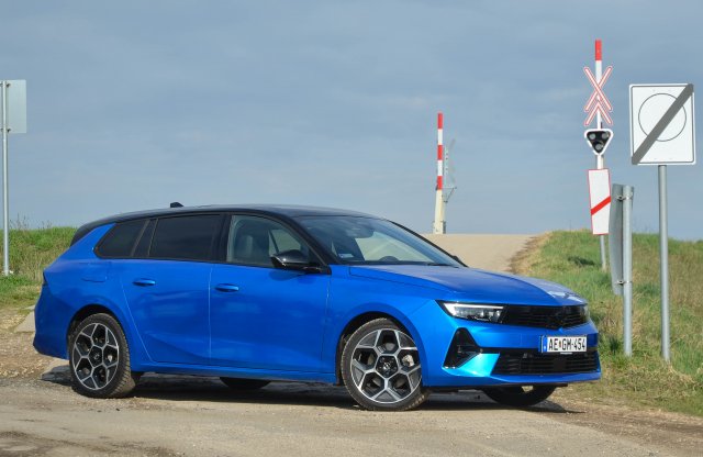 Tud még újat mutatni? Teszten a benzines Astra kombi!