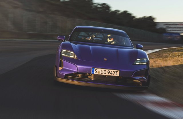 Videón, ahogy a Porsche viccet csinál a konkurenciából