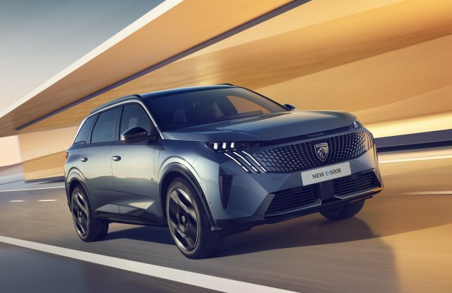 660 kilométeres hatótávval itt a hétüléses Peugeot villany-SUV