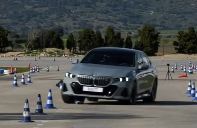 Így viselkedett a BMW i5 a jávorszarvasteszten!