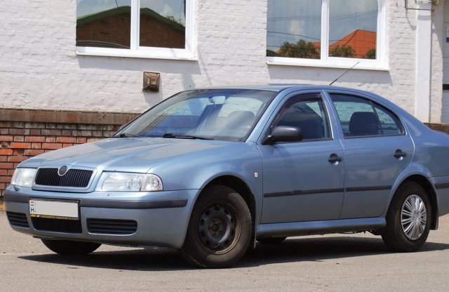 Zuhanórepülésbe kezdett a használtautó-import