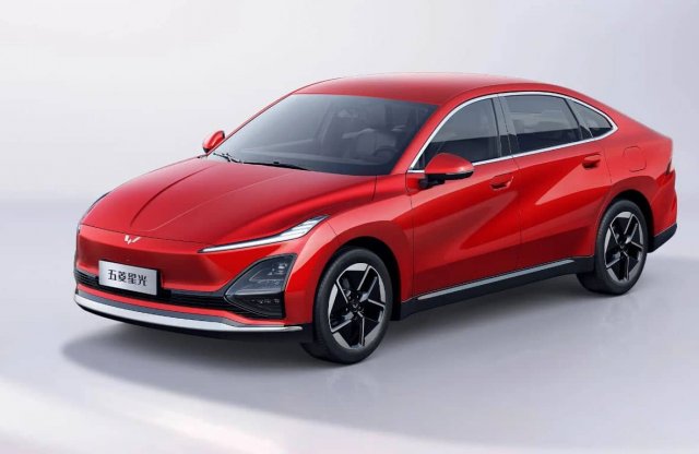 4,8 méteres, kínai villanyszedán 5,5 millióért: bevállalnád?