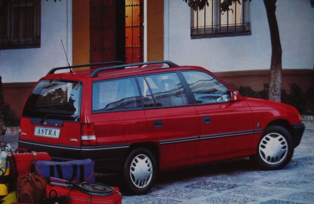 Így hirdették az autókat 30 éve!