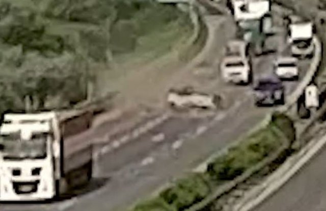 Videó: a tetején pörgött a terelőről katapultáló autó az M1-esen
