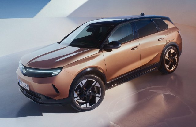 Megérkezett az első Opel, amelynek világít az emblémája!