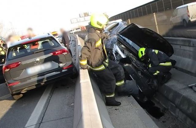 Videó: Kamion forgatott betonfalba egy autót az M0-son