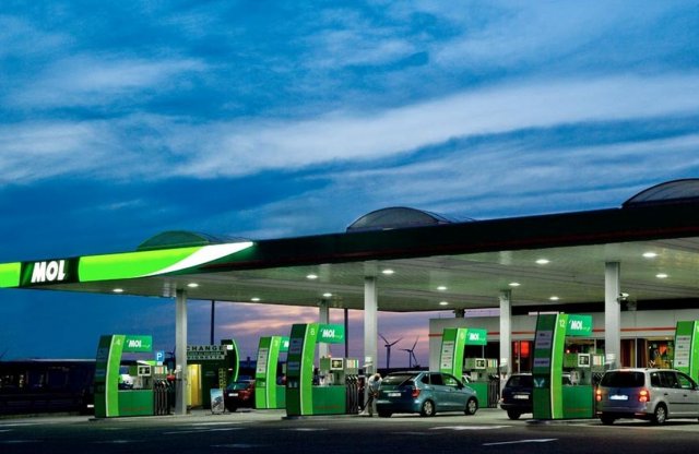 Megijedt a MOL? 10 forintos árcsökkenést hajtottak végre!