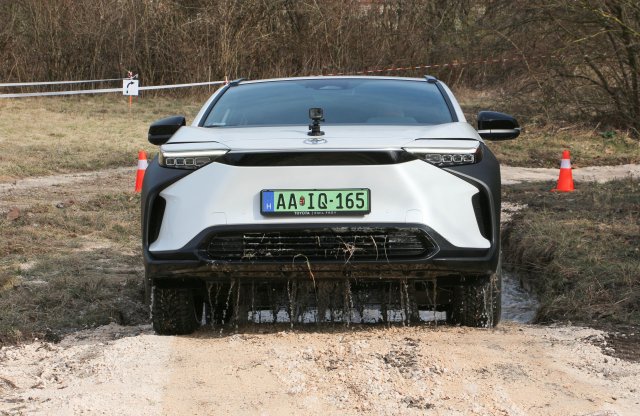Videó: terepen a Toyota bZ4X