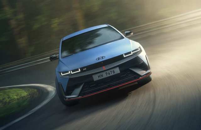 265 km/h egy 2,2 tonnás villanyautóval az Autobahnon? Íme!