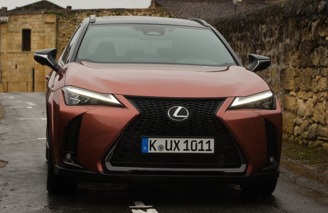 Ezt tudja a friss, négyhengeres Lexus UX hibrid!