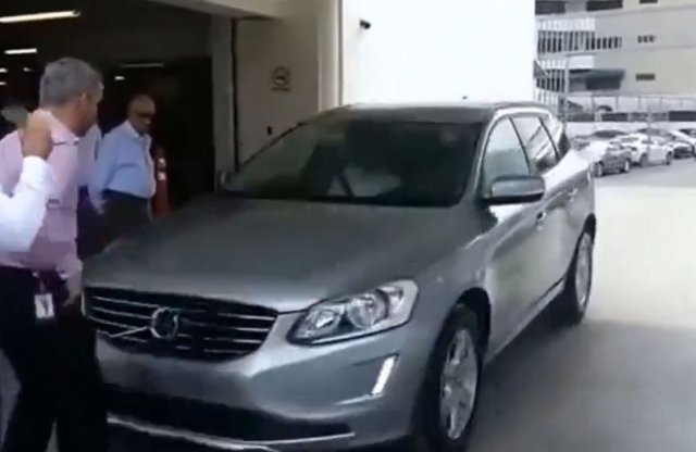 Ismerősén akarta tesztelni a gyalogosészlelőt, csúnya véget lett