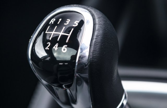 Kihalófélben a kézi váltóval kínált új autók