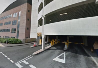 Kitiltotta a brit kórház a villanyautókat a fedett parkolójából