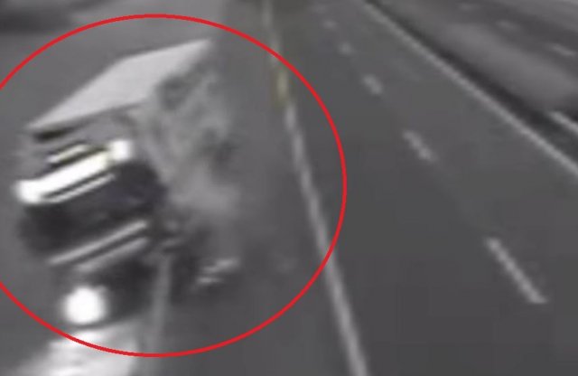 Videó: mindkét sofőr elaludhatott, az árokban kötött ki a kamion
