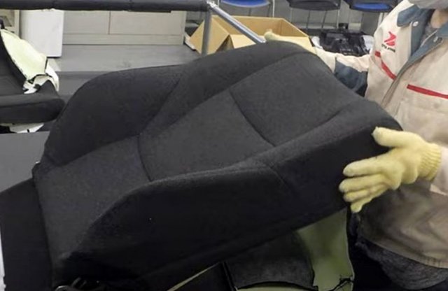 Videó: így lesz a műanyag flakonból üléskárpit