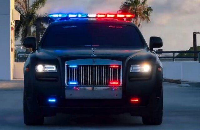 Rolls-Royce fényhíddal? Így tolják a floridai rendőrök