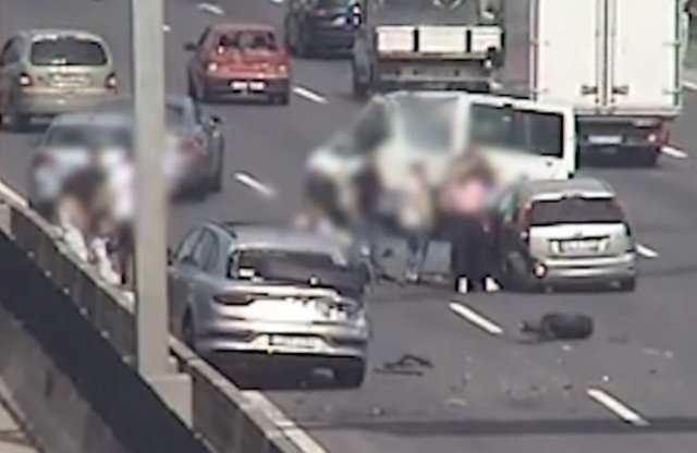 Száguldó melósfurgon törte lecsóra a két Bentley-t az M0-son