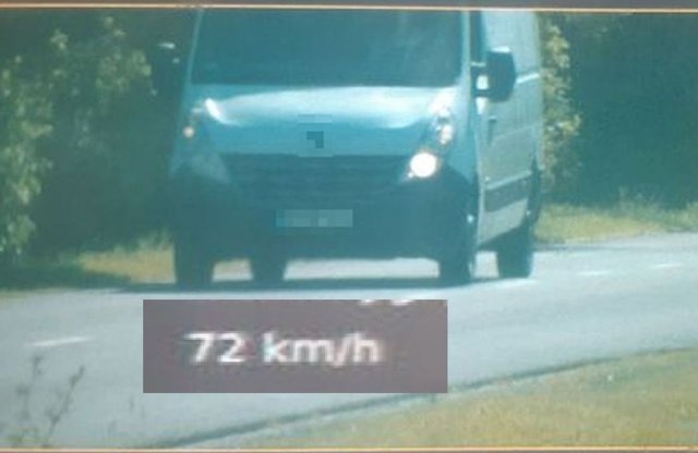 Oda-vissza beleszaladt a traffiba egy furgon Nógrád vármegyében