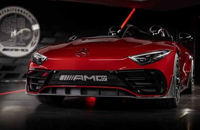 Ezen a Mercedesen glória kerül az utasok feje fölé