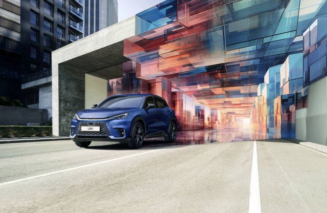 Dimenziókon átívelő képek készültek erről a Lexusról