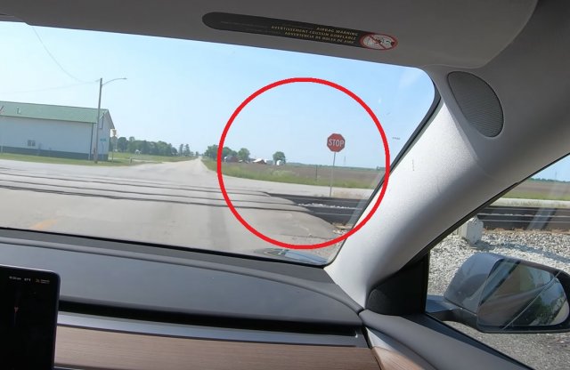 Így áll meg a vasúti sínek kellős közepén az önvezető Tesla