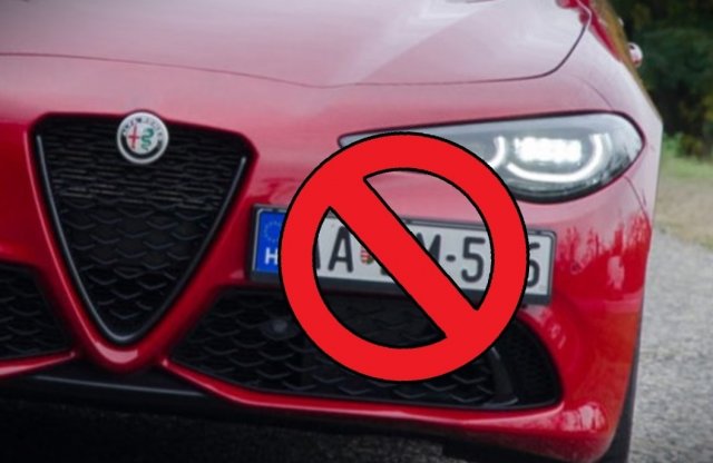 Az Alfa Romeo is beáll a sorba: középre kell tenni a rendszámot