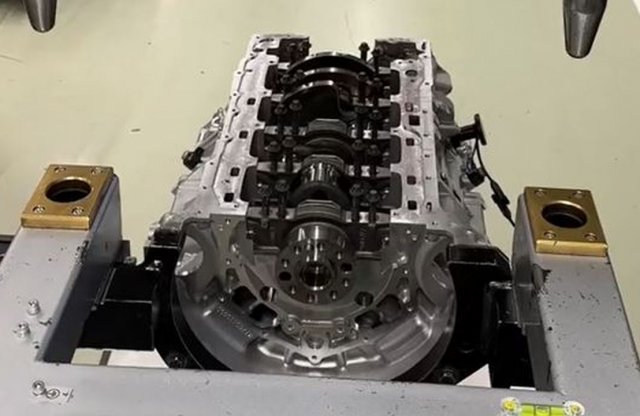 Videó: Így szerelnek össze egy V8-as motort a Mercedesnél!