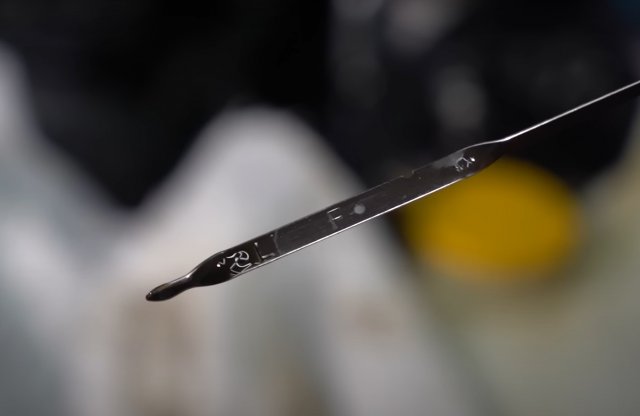 Végre kiderült, mennyi olajat pazarol el egy nívópálca-kihúzás!