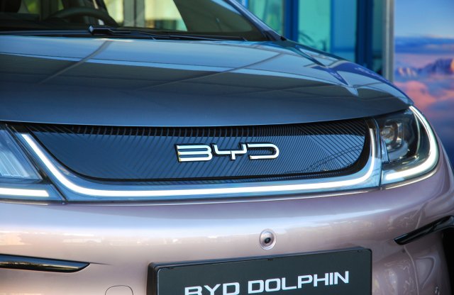 Ezért nem szabhat gátat a kínai autók térhódításának az EU