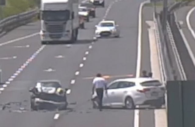 Összetolta a sort az M7-esen: Vajon mit csinált vezetés közben?