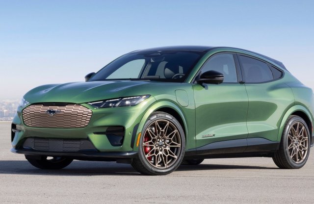 Jól fogynak az elektromos Fordok, de még mindig a benzin az úr