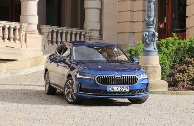 Örömhír! Léteznek még rendes, nagy limuzinok!