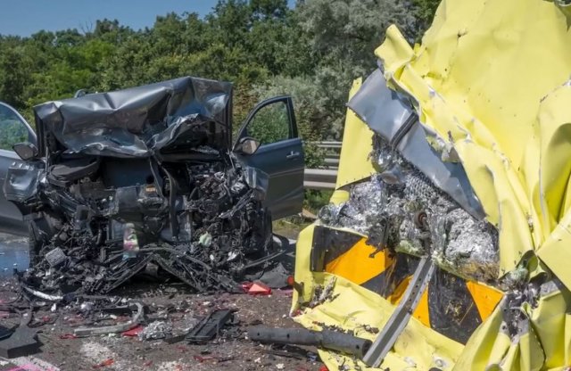 Videó: így szaggatta darabokra az MKIF járművét egy autós!